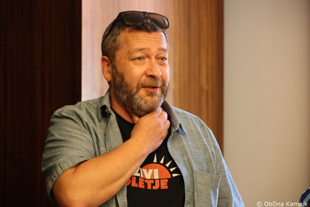 Kamniške dijakinje in dijaki v vlogi občinskih svetnikov na simulaciji odločanja (1)